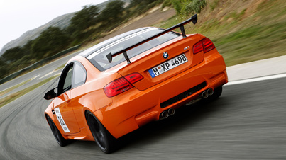 BMW M3 E92 GTS orange 3/4 arrière gauche travelling penché 4