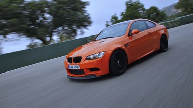 BMW M3 E92 GTS orange 3/4 avant gauche travelling penché 3