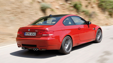 BMW M3 rouge 3/4 arrière droit travelling