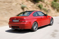 BMW M3 rouge 3/4 arrière droit travelling