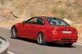 BMW M3 rouge 3/4 arrière gauche filé
