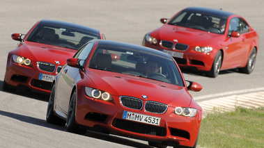 BMW M3 rouge 3/4 avant droit penché 2