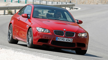 BMW M3 rouge 3/4 avant droit penché