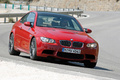 BMW M3 rouge 3/4 avant droit penché