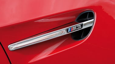 BMW M3 rouge répétiteur