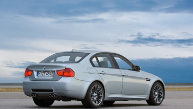 BMW M3 Sedan gris 3/4 arrière droit