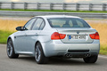 BMW M3 Sedan gris 3/4 arrière gauche filé