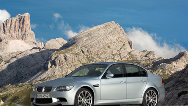 BMW M3 Sedan gris 3/4 avant gauche