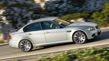 BMW M3 Sedan gris filé penché