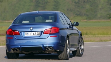 BMW M5 2011 bleu 3/4 arrière droit 2