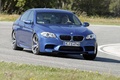 BMW M5 2011 bleu 3/4 avant droit 2