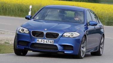 BMW M5 2011 bleu 3/4 avant gauche penché 2