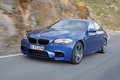 BMW M5 2011 bleu 3/4 avant gauche travelling penché 13