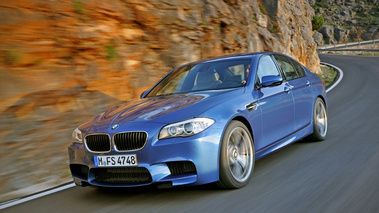 BMW M5 2011 -  bleu - 3/4 avant gauche
