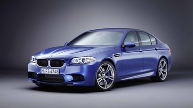 BMW M5 2011 bleu 3/4 avant gauche