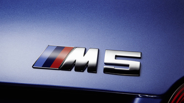 BMW M5 2011 -  bleu - détail, logo