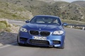 BMW M5 2011 bleu face avant travelling penché 2