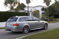 BMW M5 Touring gris 3/4 arrière droit travelling