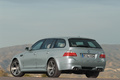 BMW M5 Touring gris 3/4 arrière gauche filé