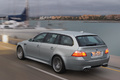 BMW M5 Touring gris 3/4 arrière gauche travelling