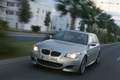 BMW M5 Touring gris 3/4 avant gauche travelling penché