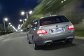 BMW M5 Touring gris face arrière travelling penché 2