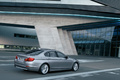 BMW Série 5 2010 - grise - 3/4 arrière droit, dynamique