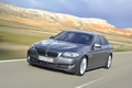 BMW Série 5 2010 - grise - 3/4 avant gauche dynamique