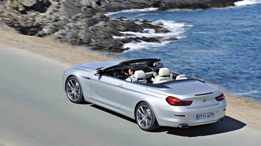 BMW Série 6 Cabriolet gris 3/4 arrière gauche filé vue de haut