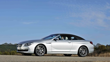 BMW Série 6 Cabriolet gris 3/4 avant gauche capoté penché