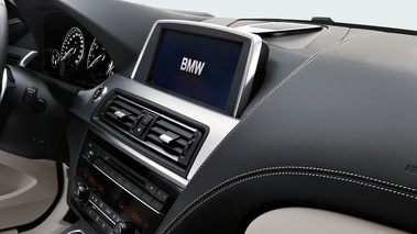 BMW Série 6 Coupé - rouge - écran tableau de bord
