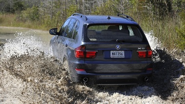 BMW X5 2010 gris 3/4 arrière boue