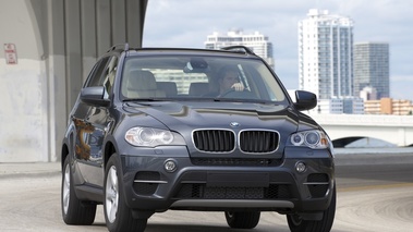 BMW X5 2010 gris 3/4 avant droit