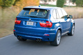 BMW X5 M bleu 3/4 arrière droit travelling 3