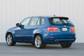 BMW X5 M bleu 3/4 arrière gauche