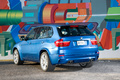 BMW X5 M bleu 3/4 arrière gauche