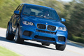 BMW X5 M bleu 3/4 avant droit filé penché