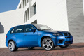 BMW X5 M bleu 3/4 avant droit