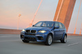 BMW X5 M bleu 3/4 avant gauche travelling