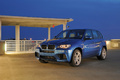 BMW X5 M bleu 3/4 avant gauche