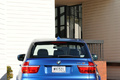 BMW X5 M bleu face arrière debout