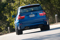 BMW X5 M bleu face arrière penché