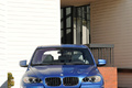 BMW X5 M bleu face avant debout