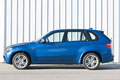 BMW X5 M bleu profil