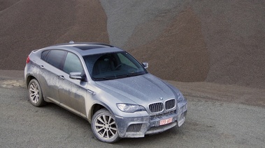 BMW X6 M anthracite 3/4 avant droit vue de haut