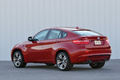 BMW X6 M rouge 3/4 arrière gauche