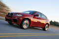 BMW X6 M rouge 3/4 avant gauche travelling penché 4