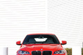 BMW X6 M rouge face avant debout