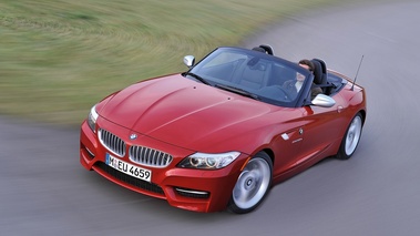 BMW Z4 3.5is rouge 3/4 avant gauche travelling vue de haut