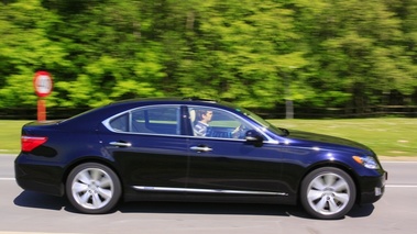 Lexus LS 600 Hybrid noire vue de profil.